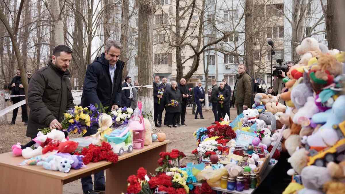 Ζελένσκι για επίσκεψη Μητσοτάκη: «Φόρος τιμής στα θύματα ρωσικού βομβαρδισμού»
