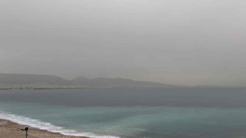 Η αφρικανική σκόνη κάλυψε τα πάντα στον Πειραιά - Πότε υποχωρεί το φαινόμενο