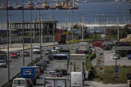 Ακινητοποιημένο όχημα στην Αθηνών Κορίνθου - Πού παρατηρούνται καθυστερήσεις