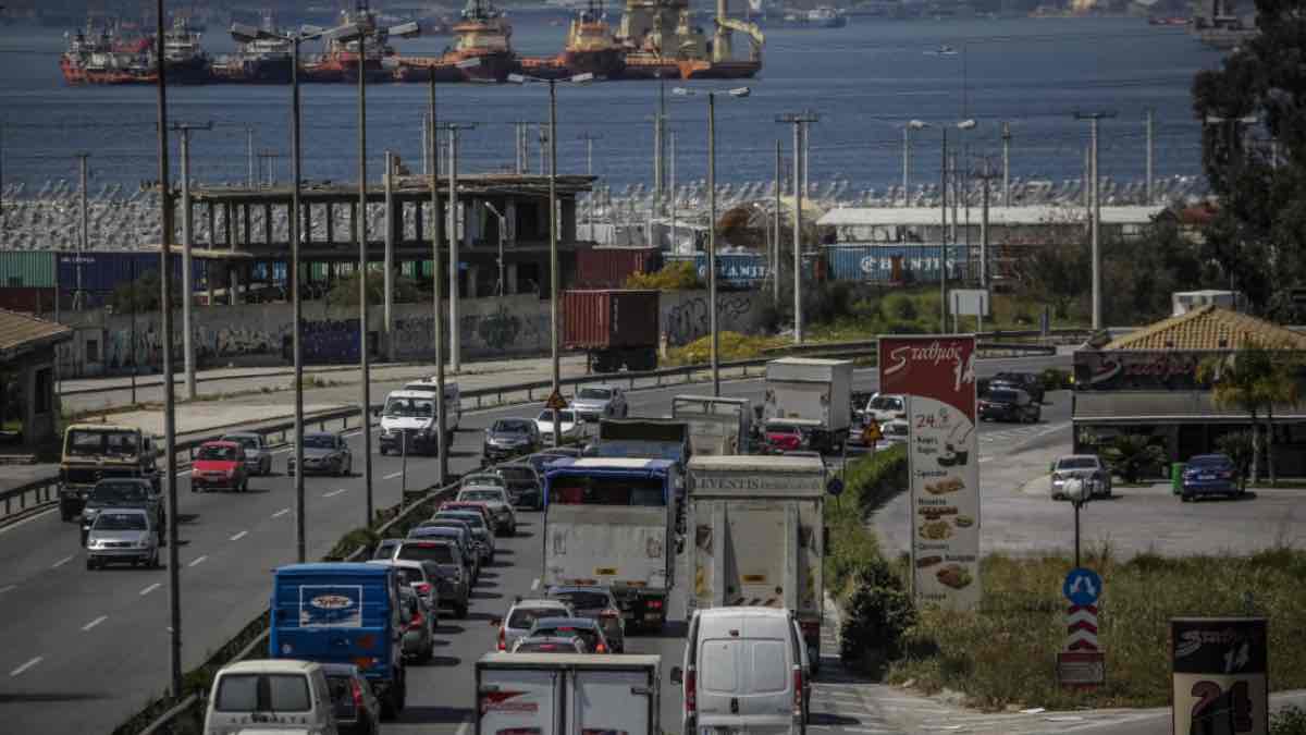 Κίνηση: Μεγάλη ταλαιπωρία για τους οδηγούς λόγω έργων στην Αθηνών Κορίνθου