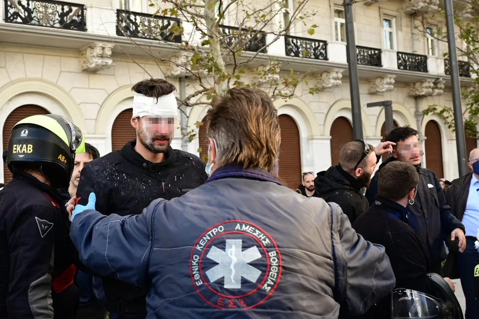 Επεισόδια στο Σύνταγμα: Μολότοφ μπροστά στη Βουλή - Πληροφορίες για 8 τραυματίες