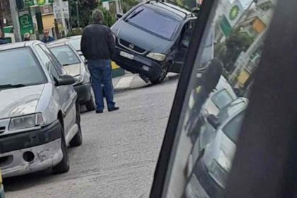 Τροχαίο από τα… λίγα στη λεωφόρο Βεΐκου: Διερχόμενο αυτοκίνητο καβάλησε παρκαρισμένα