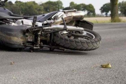 Σύγκρουση ΙΧ με μοτοσυκλέτα στο 40ο χιλιόμετρο της ΠΕΟΑΘ - Τραυματίστηκε ο αναβάτης