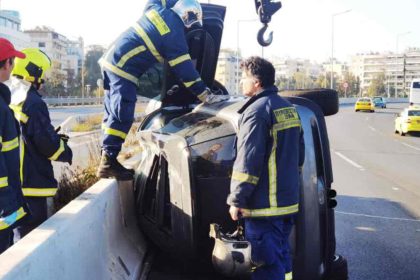 Αυτοκίνητο ντεραπάρισε στη Λεωφόρο Ποσειδώνος - Τραυματίστηκε ο οδηγός