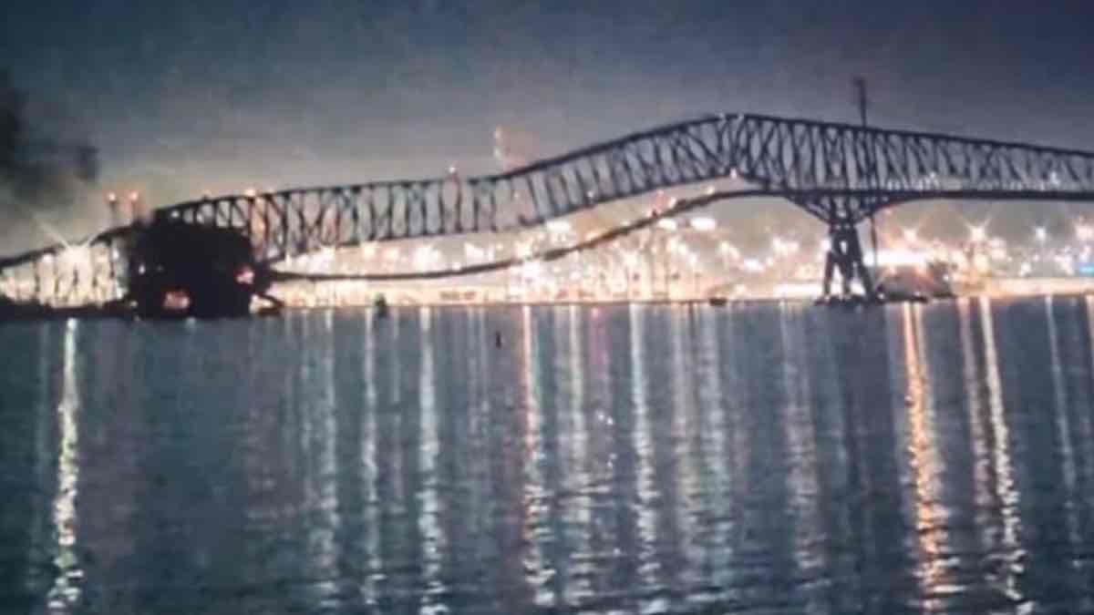 Φορτηγό πλοίο προσέκρουσε σε γέφυρα στη Βαλτιμόρη - Αυτοκίνητα και άνθρωποι στο νερό [BINTEO]