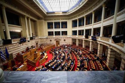 Πρόταση δυσπιστίας: Έντονοι διαξιφισμοί εν ανομονή της ομιλίας Καραμανλή για τα Τέμπη