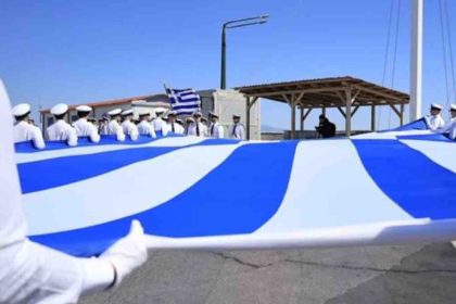 Επέτειος 25ης Μαρτίου: Υψώθηκε η μεγαλύτερη ελληνική σημαία στη Χίο