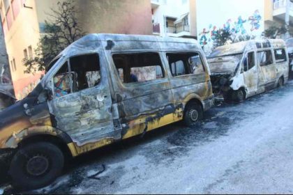 Εμπρηστική επίθεση τα ξημερώματα στου Ζωγράφου – Έκαψαν σχολικά λεωφορεία, ΙΧ και μοτοσικλέτες