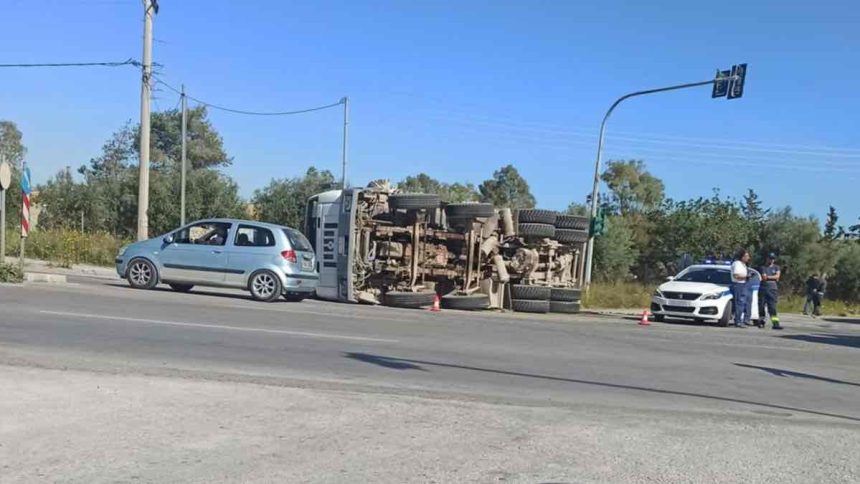 Ασπρόπυργος: Ντελαπάρισε φορτηγό στη Λεωφόρο ΝΑΤΟ - Έκλεισε μια λωρίδα [ΦΩΤΟ]