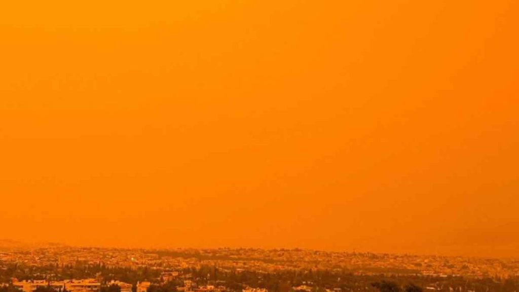 «Πνιγμένη» στην αφρικανική σκόνη η Αττική και σήμερα το πρωί - Πότε υποχωρεί το φαινόμενο