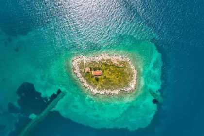 Πωλείται ιδιωτικό νησί στον Κορινθιακό Κόλπο σε τιμή… ευκαιρίας