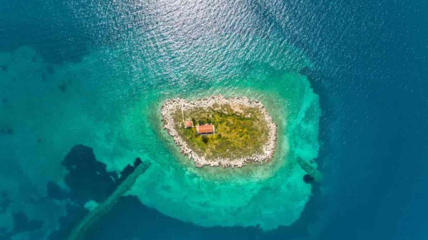 Πωλείται ιδιωτικό νησί στον Κορινθιακό Κόλπο σε τιμή… ευκαιρίας