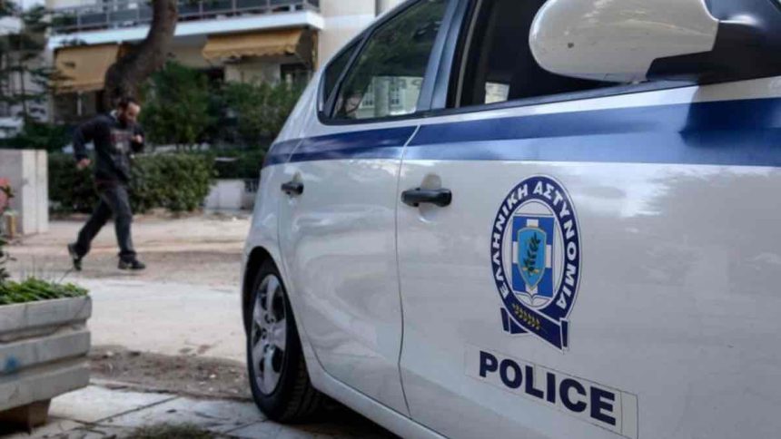 Αχαρνές: Πέταξε το πιστόλι στη θέα των αστυνομικών - 3 συλλήψεις για οπλοκατοχή στην Αττική