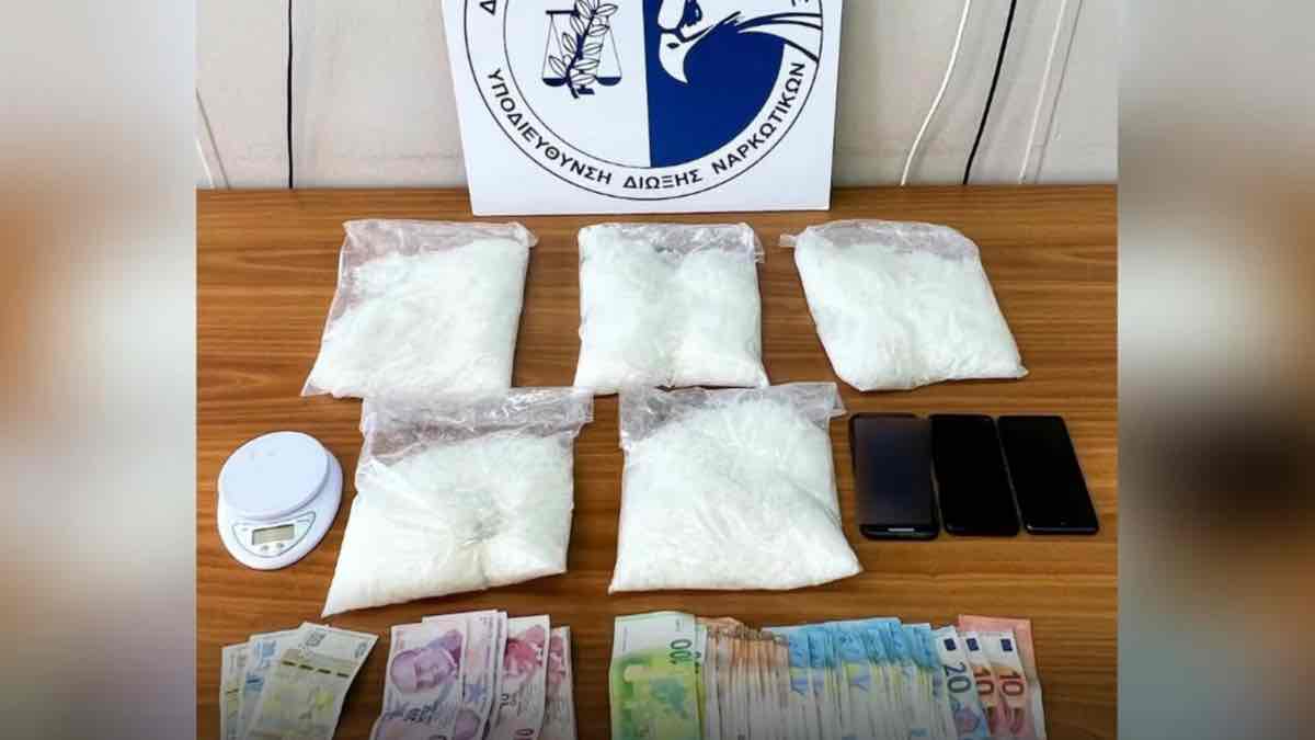 «Μπλόκο» σε πάνω από 5 κιλά μεθαμφεταμίνης (shisha) από την ΕΛΑΣ: Συνελήφθησαν δυο αλλοδαποί