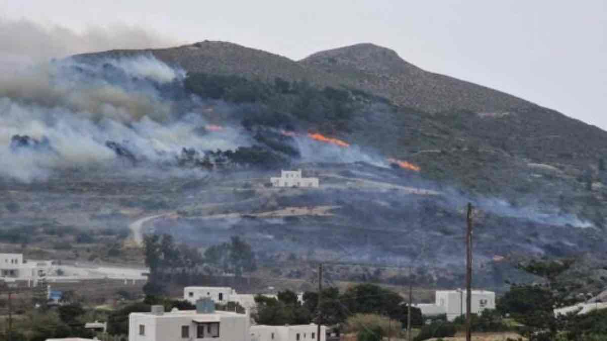Πάρος: Φωτιά στο Πυργάκι - Μήνυμα 112 στους κατοίκους