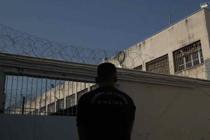 Κινητά, ναρκωτικά και μαχαίρια στις Φυλακές Κορυδαλλού - Επιχείρηση από Δίωξη, ΕΚΑΜ και ΟΠΚΕ
