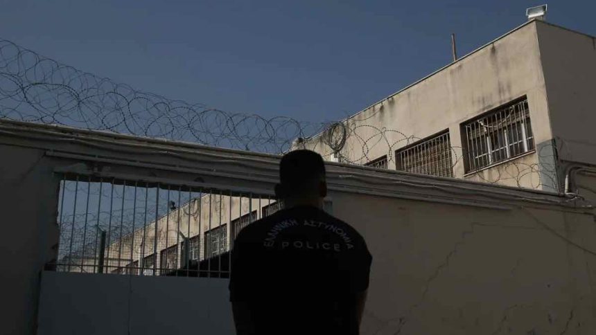 Κινητά, ναρκωτικά και μαχαίρια στις Φυλακές Κορυδαλλού - Επιχείρηση από Δίωξη, ΕΚΑΜ και ΟΠΚΕ