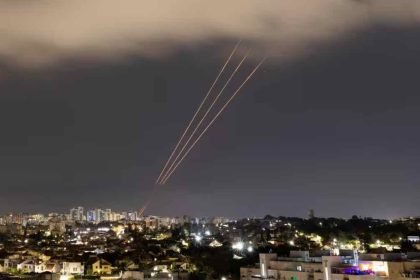 Ωρα μηδέν στη Μέση Ανατολή: Σειρήνες και εκρήξεις στο Ισραήλ μετά την επίθεση του Ιράν με drones