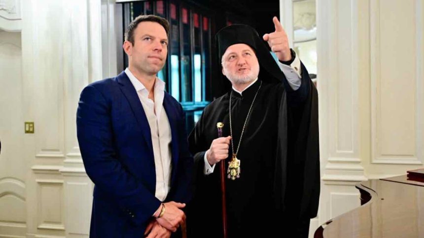 «Σχηματίστηκε σταυρός από λάδι όταν βαφτίστηκα» αποκάλυψε ο Κασσελάκης στον Αρχιεπίσκοπο Ελπιδοφόρο