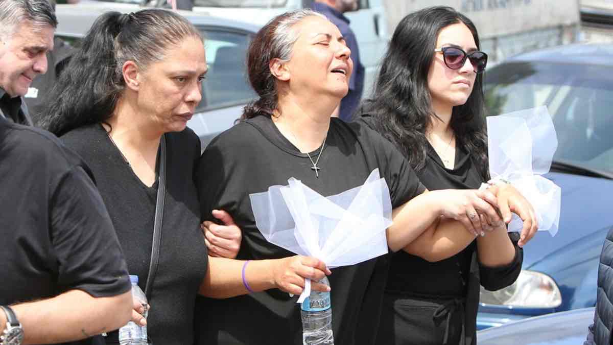 Άνω Λιόσια: Ραγίσαν καρδιές στην κηδεία της 28χρονης που δολοφονήθηκε έξω από το ΑΤ Αγίων Αναργύρων 