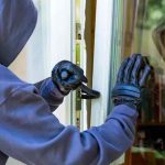 Πάσχα: Πώς να προστατέψετε το σπίτι σας από τους κλέφτες όσο λείπετε για διακοπές