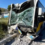 Άμορφη μάζα η μπροστινή όψη του λεωφορείου που καρφώθηκε σε κολώνα - Στο «Θριάσιο» 3 τραυματίες
