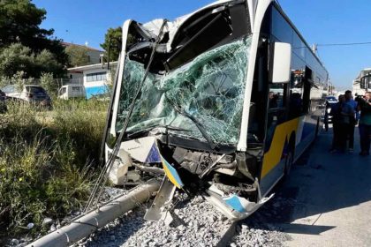 Άμορφη μάζα η μπροστινή όψη του λεωφορείου που καρφώθηκε σε κολώνα - Στο «Θριάσιο» 3 τραυματίες