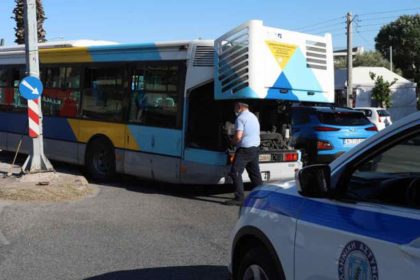 Λεωφορείο έπεσε σε κολώνα στα Άνω Λιόσια: 5 τραυματίες