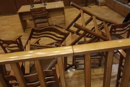Μάτι: Ξέσπασαν οι συγγενείς των θυμάτων - Πέταξαν καρέκλες στις ανακοινώσεις των ποινών [ΒΙΝΤΕΟ]