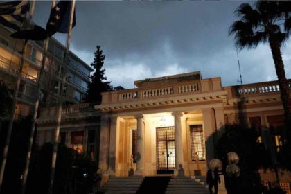 «Επικοινωνιακό πυροτέχνημα» χαρακτηρίζουν κυβερνητικές πηγές το Κατηγορητήριο ΣΥΡΙΖΑ για Καραμανλή