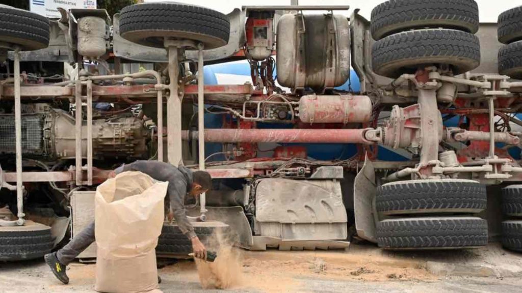 Απίστευτες εικόνες από το τροχαίο με μπετονιέρα στο Χαϊδάρι - Σώος απεγκλωβίστηκε ο οδηγός