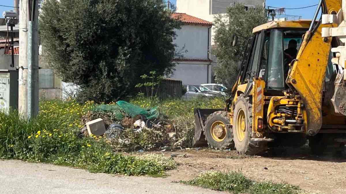 Εκτεταμένοι καθαρισμοί από μπάζα και χόρτα στη Παραλία Ασπροπύργου