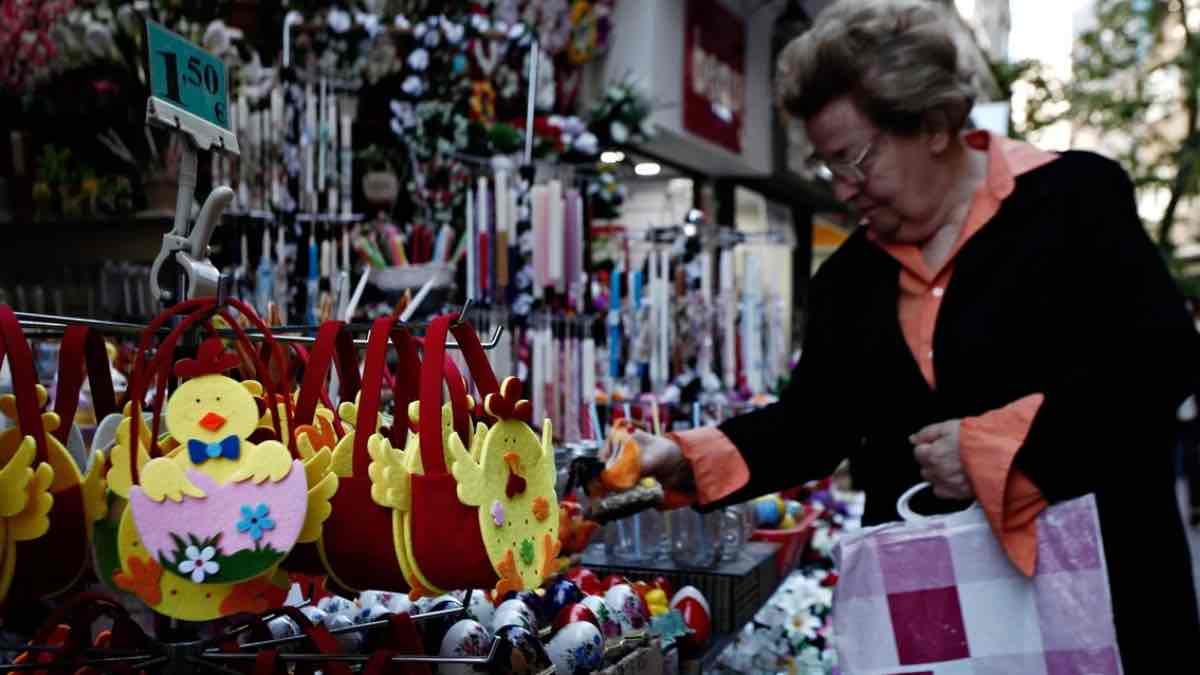 Πάσχα: Από την Πέμπτη 25 Απριλίου το εορταστικό ωράριο – Ποιες ημέρες θα είναι κλειστά τα καταστήματα
