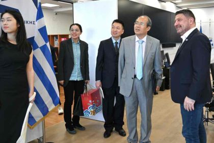 Με τον πρέσβη της Λ.Δ. της Κίνας Σιάο Τζουντσένγκ συναντήθηκε ο Νίκος Χαρδαλιάς - Τι συζήτησαν