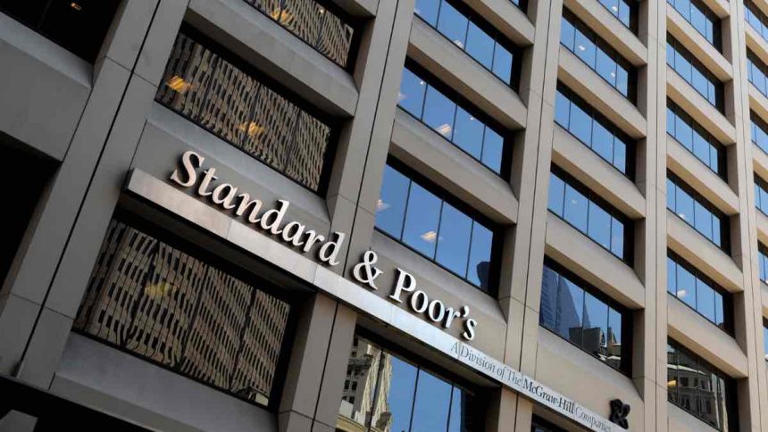Αναβάθμισε το outlook της ελληνικής οικονομίας η Standard & Poor's - Σταθερό το αξιόχρεο