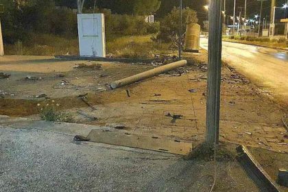 Αυτοκίνητο καρφώθηκε σε κολώνα: Ένας νεκρός και μία σοβαρά τραυματίας σε τροχαίο στο Μαρκόπουλο Αττικής