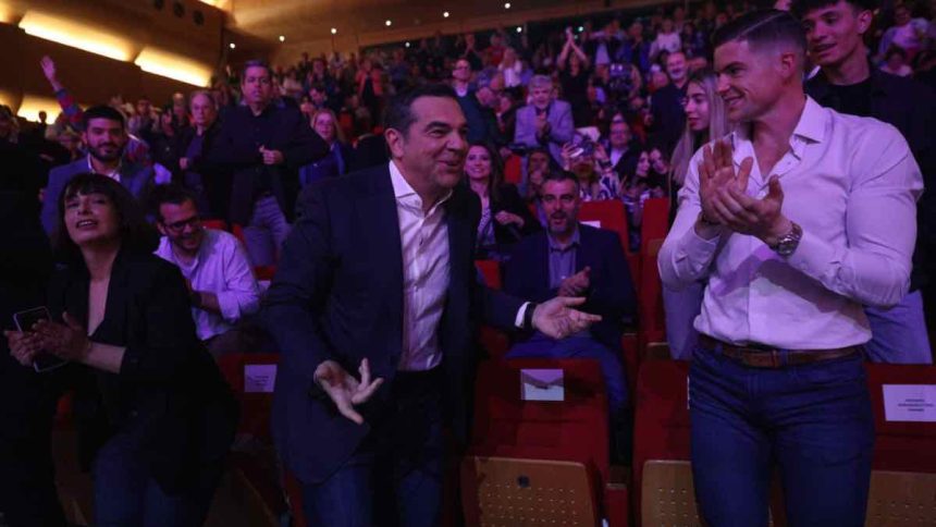 Παρουσιάστηκε το ευρωψηφοδέλτιο του ΣΥΡΙΖΑ - Ο Κασσελάκης ανέβασε τον Τσίπρα στη σκηνή