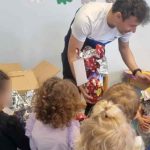 Πασχαλινές εκπλήξεις με παιχνίδια και πασχαλινά αυγά στους μικρούς μαθητές από τον Αρμόδιο Δρίκο