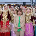 Στον χορό της τράτας στα Μέγαρα η πρόεδρος της Δημοκρατίας Κατερίνα Σακελλαρόπουλου