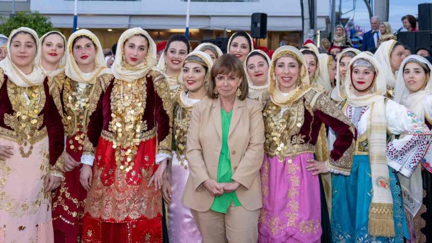Στον χορό της τράτας στα Μέγαρα η πρόεδρος της Δημοκρατίας Κατερίνα Σακελλαρόπουλου